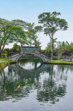 Tirta Gangga güzel köprü içinde Sarayı Bali Adası ' nda su