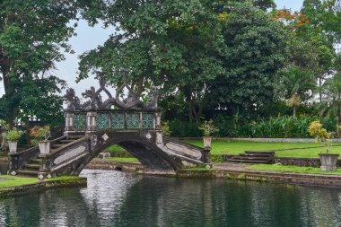 Tirta Gangga güzel köprü içinde Sarayı Bali Adası ' nda su