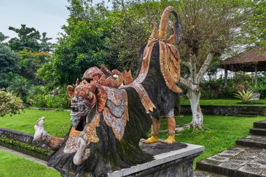 Bali Isla Tirta Gangga su sarayının korkunç mitoloji heykeli