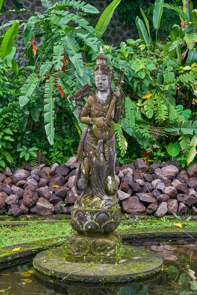 Bela estátua de pedra em Tirta Gangga palácio de água em Bali Isla — Fotografia de Stock