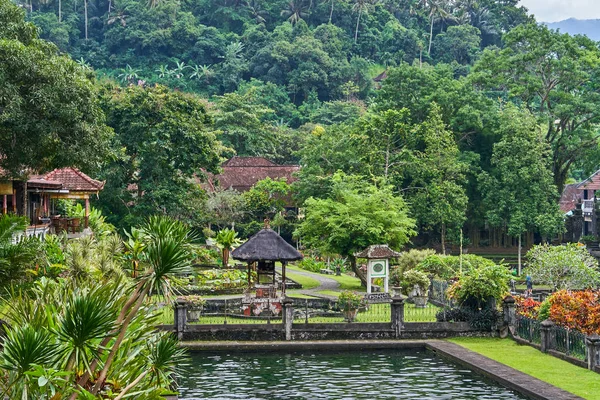 Tirta Gangga palácio de água na ilha de Bali, Indonésia — Fotografia de Stock