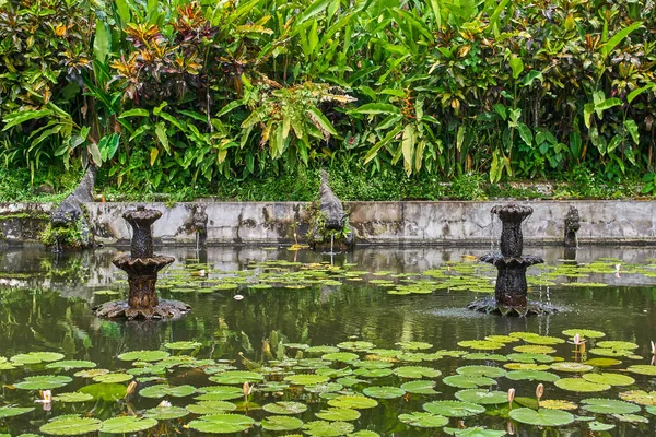 Schöner park in tirta gangga wasserpalast auf bali insel, indo — Stockfoto