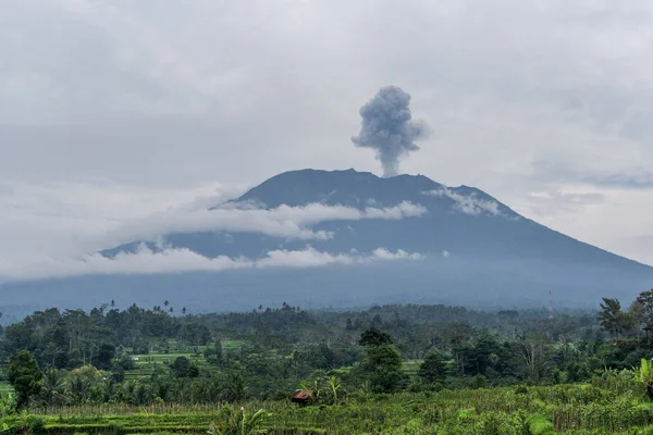 Zobacz erupcji wulkanu Agung w pobliżu pól ryżowych, Bali, Indonezja — Zdjęcie stockowe