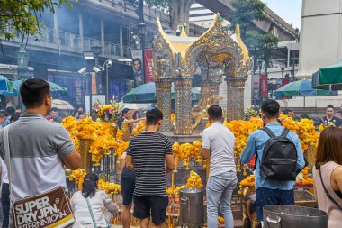 Bangkok, Tayland - 28 Aralık 2017: İnsanlar üzerinde dua ediyorlar