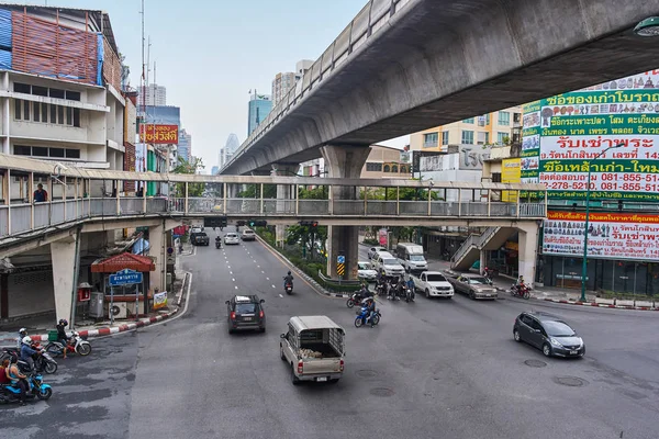 Bangkok, thailand - 28.12.2017: autobahn nr 1 mit bts sky — Stockfoto