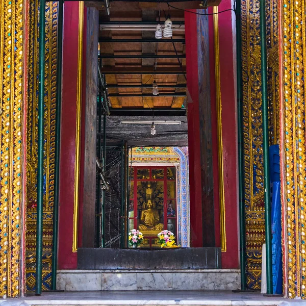 Long couloir à travers le temple bouddhiste Wat Ratchabophit à Ban — Photo