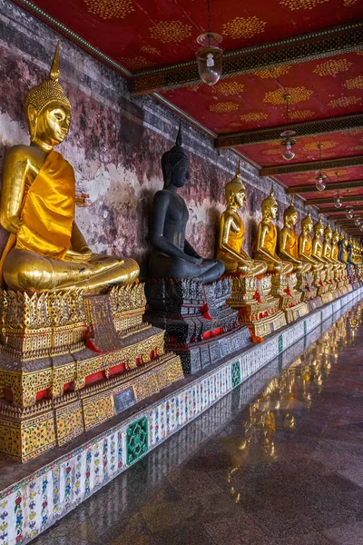Galerie de Bouddha dans le temple Wat Suthat, Bangkok, Thaïlande — Photo