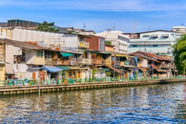 Bangkok, Tayland Khlong Rob Krung kanal boyunca Tay evleri