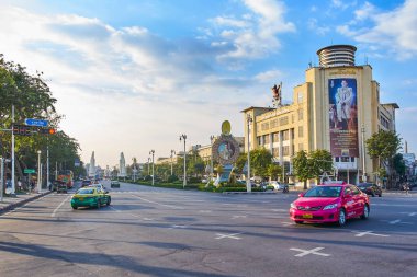 Bangkok, Tayland - 31 Aralık 2017: Şehir merkezine yol güneşler