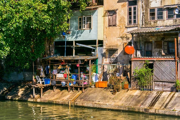 Casas tailandesas a lo largo del canal Khlong Rob Krung en Bangkok, Tailandia — Foto de Stock