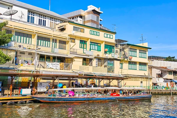 BANGKOK, THAILAND - DECEMBER 31, 2017: Panfa Leelard Pier — Stock Photo, Image