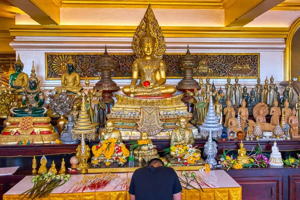 Человек молится Будде в храме Ват Сакет — стоковое фото