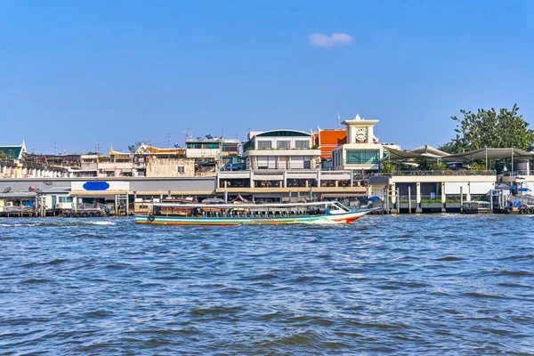 Bangkok vista dal centro città dal fiume Chao Phraya, Thailandia — Foto Stock