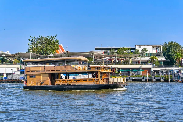 Bangkok city centre se från floden Chao Phraya, Thailand — Stockfoto