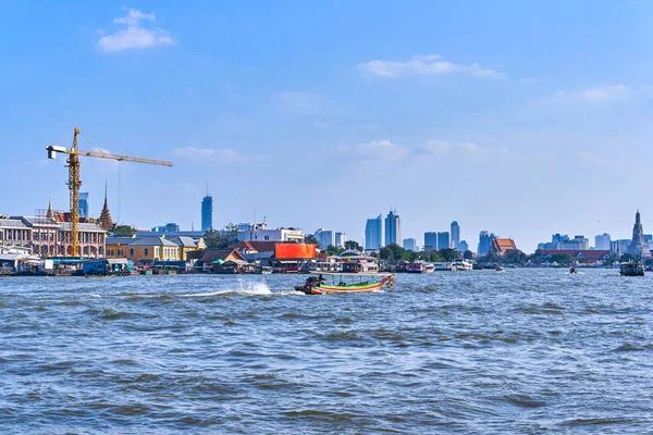 Widok centrum miasta Bangkok od rzeki Chao Phraya, Tajlandia — Zdjęcie stockowe