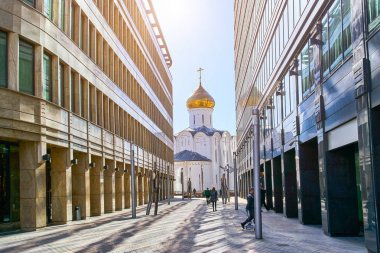 Modern beyaz kare bölge güzel St.Nicholas Kilisesi ile 