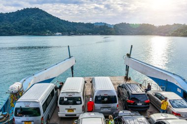 : Trat, Thailand - 2 Ocak 2018: Bağlantı noktası Feribot Tekne Koh Chang için 