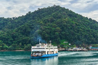 : Trat, Thailand - 2 Ocak 2018: Bağlantı noktası Feribot Tekne Koh Chang için 