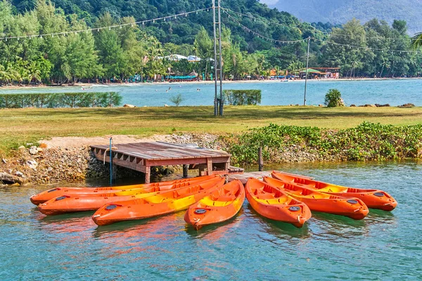 Kayaks colorés sur la plage tropicale — Photo