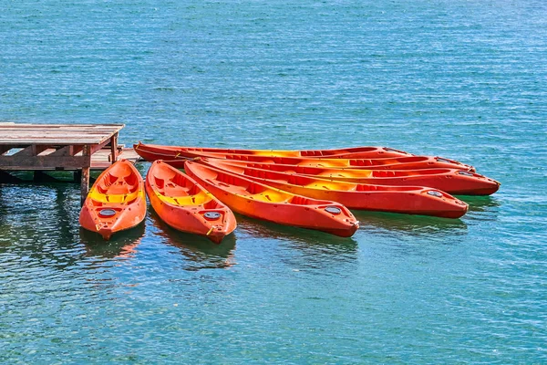 Coloridos kayaks en la playa tropical —  Fotos de Stock