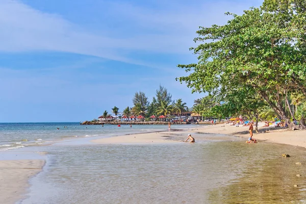 : Trat, Thailand - 12 Ocak 2018: Yalnız plaj manzarası 