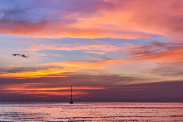 Великолепный закат над океаном — стоковое фото