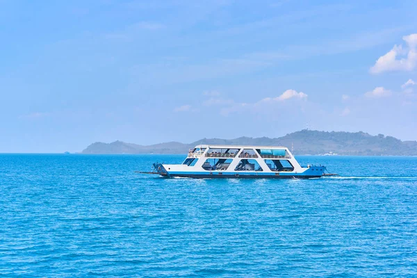 Ferry para Koh Chang Island em Trat, Tailândia — Fotografia de Stock