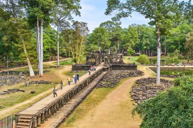 Angkor, Kamboçya - 21 Ocak 2018: İnsanlar yürüyor