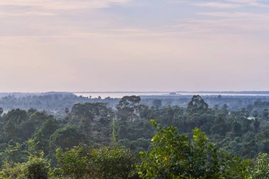 Phnom Bakheng Hill, Angkor, Kamboçya Batı Baray gün batımı görünümü