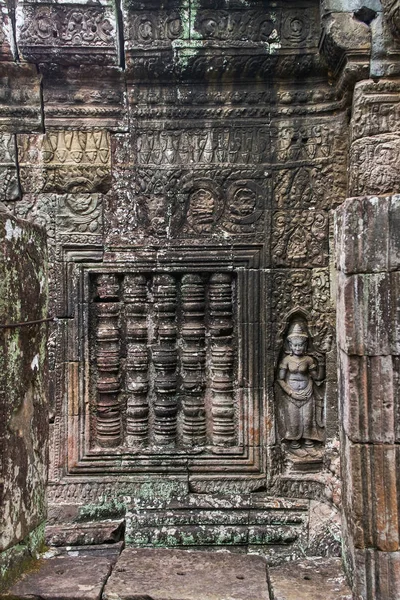 Khmer devata guardião mostrado em pedra no templo de Ta Prohm, em Angk — Fotografia de Stock