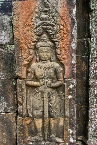 Khmer devata guardião mostrado em pedra no templo de Ta Prohm, em Angk — Fotografia de Stock