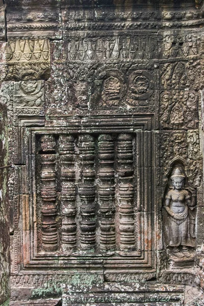 Khmer devata guardião mostrado em pedra no templo de Ta Prohm, em Angk — Fotografia de Stock