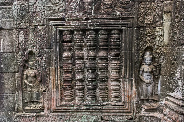 Kmer devata guardian visas i sten i Ta Prohm-templet, i Angk — Stockfoto