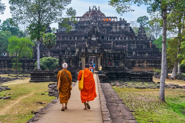 Rahipler yürüyüş Baphuon Tapınağı, Siem Reap, Kamboçya