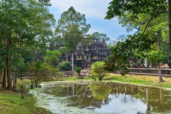 Люди идут в храм Бапуон, Сием-Рип, Камбоджа — стоковое фото