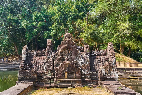 Neak Pean ("The entwined serpents") is an artificial island — Stock Photo, Image