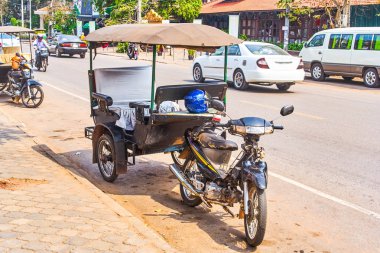 Siem Reap şehir merkezinde üzerinde Kamboçyalı saklardı