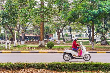 Kadın bir scooter Siem Reap, Kamboçya de yol sürüş