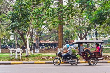 Tuk Tuk sürücüsü turist Angkor tapınakları Siem Reap, Kamboçya'da giden yolda