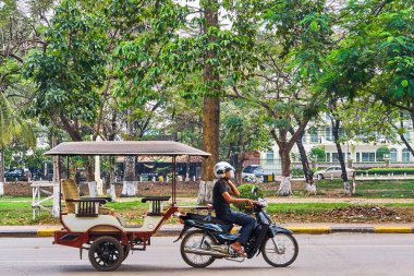 Tuk Tuk sürücüsünün Siem Reap, Kamboçya'da yolda