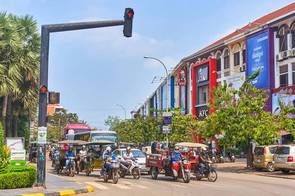 Siem Reap, Kamboçya Sivatha Caddesi üzerinde trafik