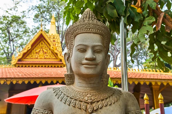 Статуя в Прэа-Анг-Чек-Прэа-Анг-Хорм в Сием-Рипе, Камбоджа — стоковое фото
