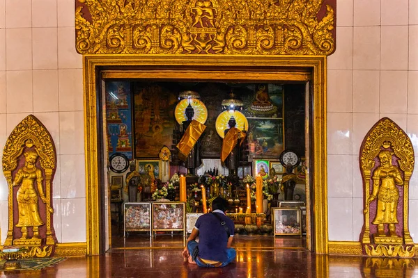 L'homme est assis sur le sol près de Preah Ang Chek Preah Ang Chorm — Photo