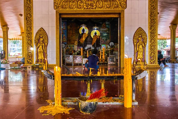 Adam Preah Ang Chek Preah Ang Chorm temple yakınındaki katta oturuyor — Stok fotoğraf