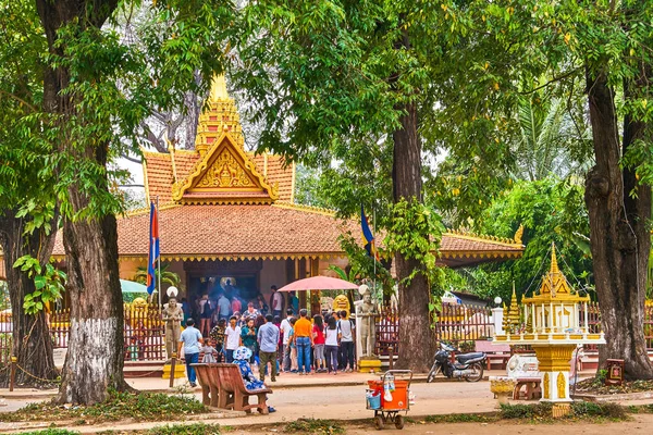 La gente va a Preah Ang Chek Preah Ang Chorm templo en Siem Reap, Camboya — Foto de Stock