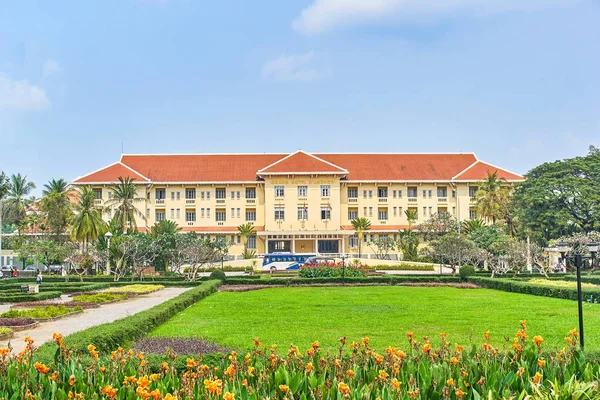 Raffles Grand Hotel D'Angkor view from Royal Independence Gardens  in Siem Reap, Cambodia — Stock Photo, Image