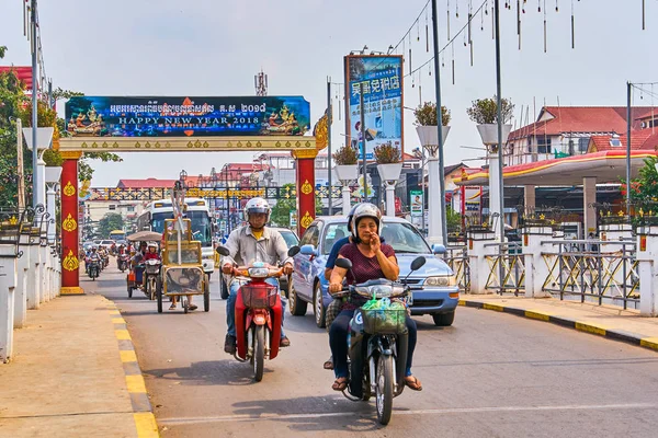 Atasco de tráfico en el puente de piedra en la carretera nacional número 6, Siem Reap, Camboya — Foto de Stock