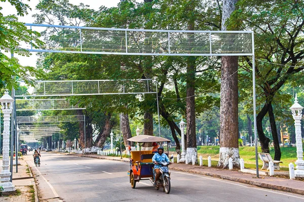 Tuk Tuk kierowcy na pustej drodze w Siem Reap, Kambodża — Zdjęcie stockowe