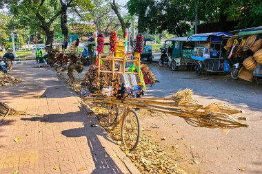 Kamboçyalı Bisiklet kullanmak gibi feat temizlik için öğeleri bir sürü ile