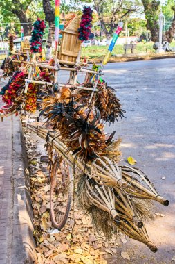Kamboçyalı Bisiklet kullanmak gibi feat temizlik için öğeleri bir sürü ile